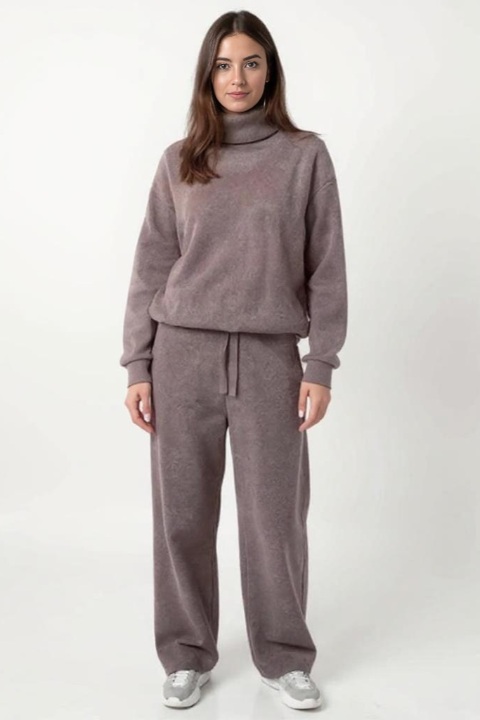 Blødt Sæt Med Striktrøje Og Bukser