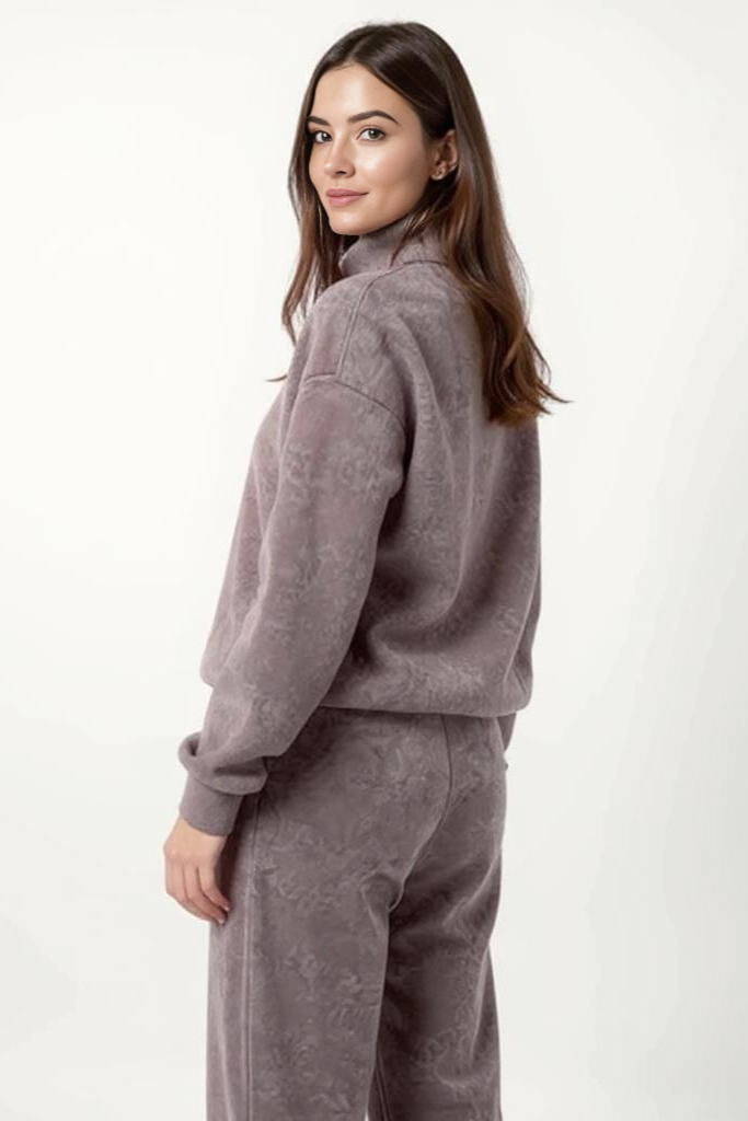 Blødt Sæt Med Striktrøje Og Bukser