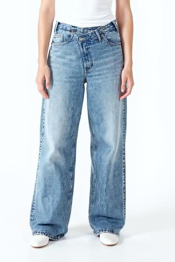 Løstsiddende Jeans Med Criss-Cross Detalje