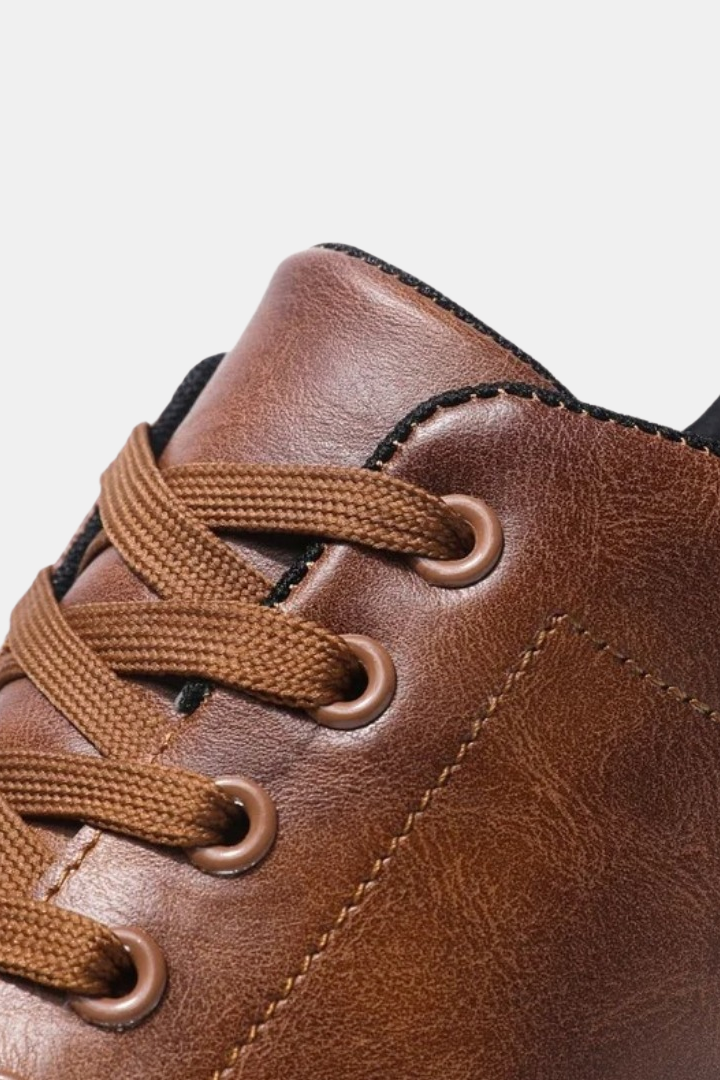 Sneakers I Læderlook Med Hvid Sål