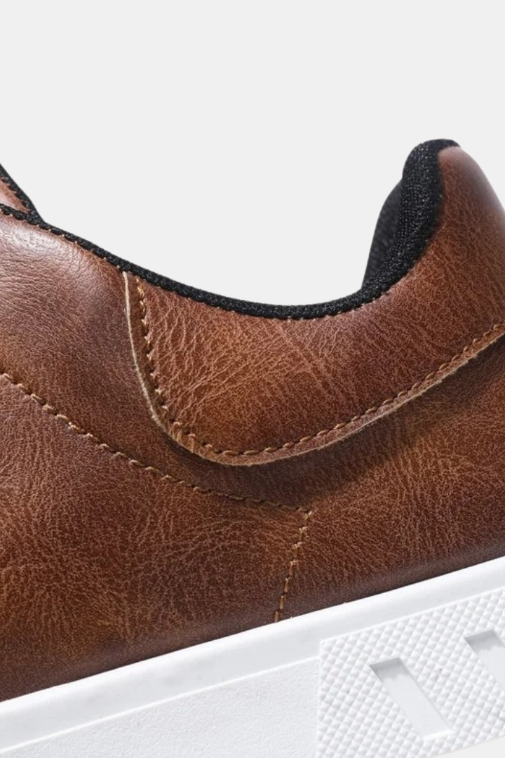 Sneakers I Læderlook Med Hvid Sål