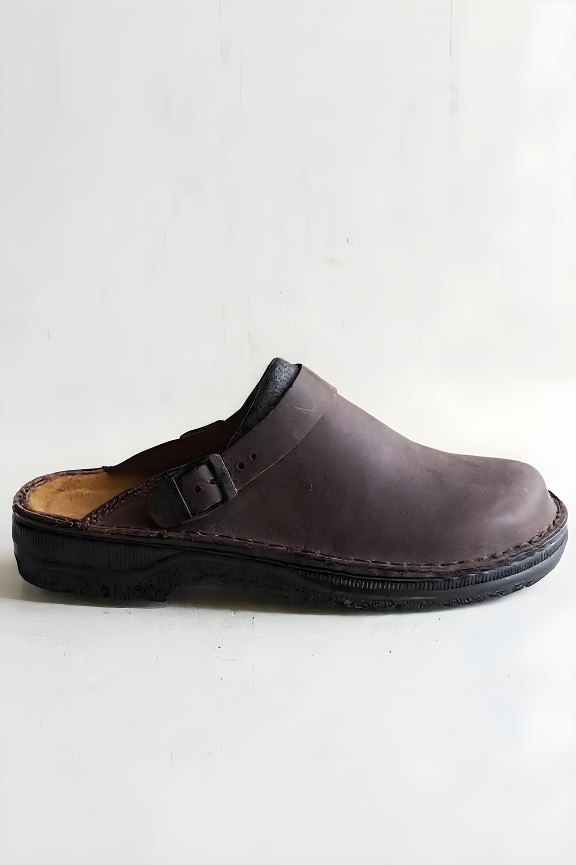 Træsko Med Spænde Og Kraftig Sål