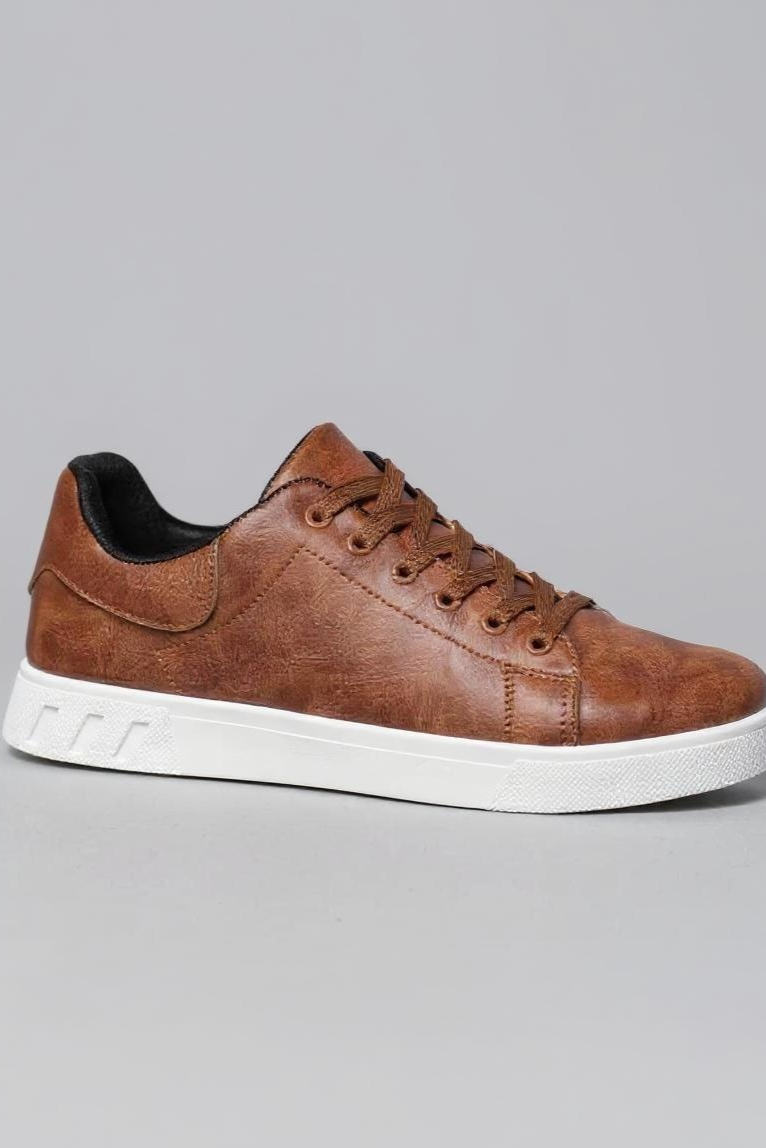 Sneakers I Læderlook Med Hvid Sål